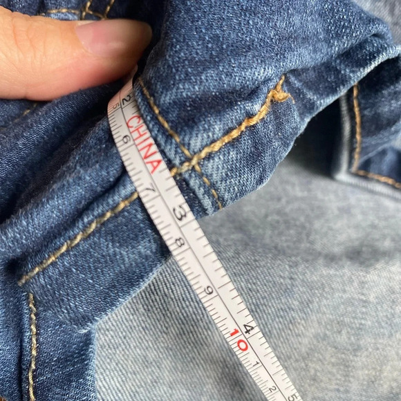 Torrid 98% Cotton Jean Shorts Medium Wash Button Fly 3” Inseam Size 18 EUC - Picture 5 of 9